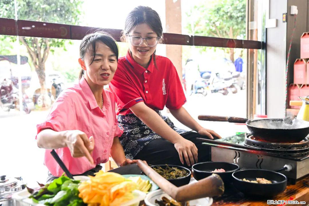 全网追的“扁担女孩”，找了一份暑假工，时薪12元 - 淄博生活资讯 - 淄博28生活网 zb.28life.com