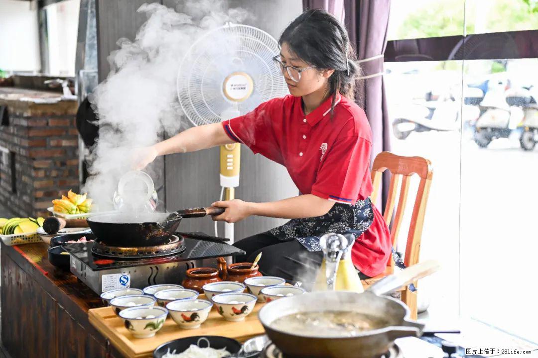 全网追的“扁担女孩”，找了一份暑假工，时薪12元 - 淄博生活资讯 - 淄博28生活网 zb.28life.com